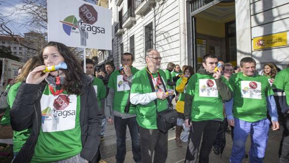 Protesta de los trabajadores de Tragsa contra los despidos, el pasado mes de enero.