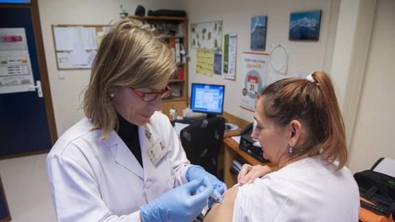 Una paciente se vacuna contra la gripe.