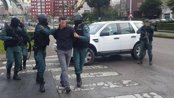 Detención de los tres delincuentes en Cazoña, el pasado 21 de diciembre.