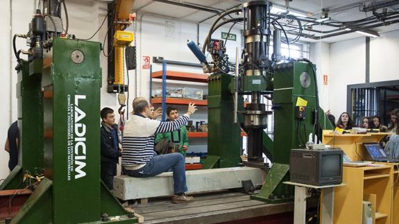 Laboratorio de Ingeniería de los Materiales, en la Escuela de Caminos de la UC.