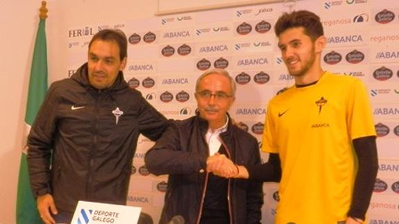 El entrenador Miguel çÁngel Tena, el vicepresidente José CRiado y Laro Setién, en la presentación del jugador. 