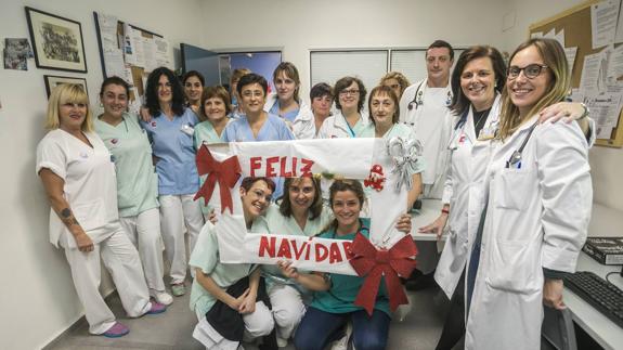 Parte del equipo de Urgencias que se reparte las guardias de las fiestas navideñas, jornadas "de mucho trabajo y poca celebración".