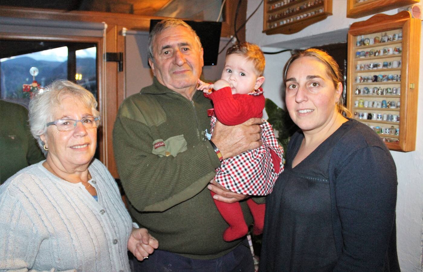 Sofía posa para la foto en brazos de su abuelo, José Ricardo España, flanqueada por su abuela, Loli Higuera, y su madre, Stela España.