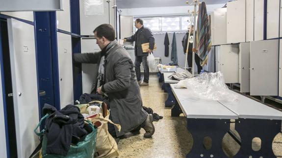 Imagen de archivo de los trabajadores de Ecomasa recibiendo la carta de despido y abandonando la empresa tras recoger sus objetos personales.