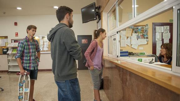 La biblioteca de la Escuela Oficial de Idiomas no cerrará