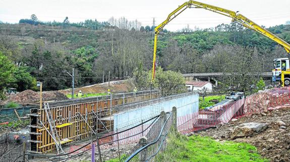 Las obras sobre el puente de Golbardo terminarán este año, según los cálculos de la empresa. 