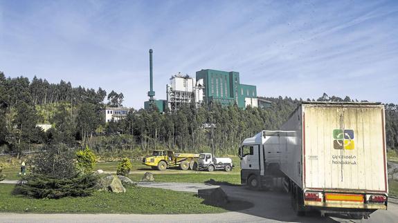 Camiones de Guipúzcoa trasladan a la planta de Meruelo la basura de la comunidad vecina.