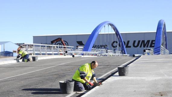 Los operarios ultiman los detalles para poder abrir el puente al tráfico. 