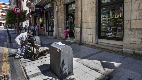 Contenedores soterrados en la calle de MarcelinoSanz de Sautuola, conocida como ‘El martillo’.