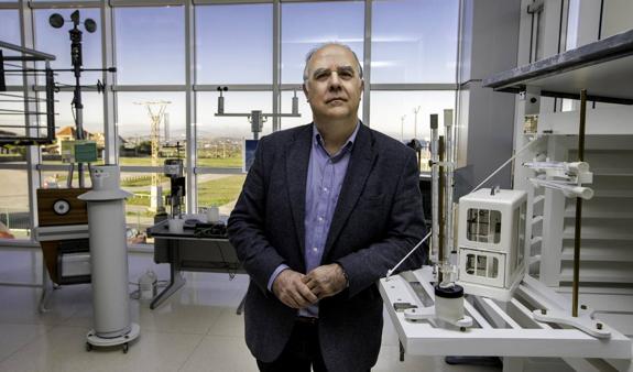 José Luis Arteche posa junto a los aparatos que enseñan a los escolares en el centro que la Agencia Estatal de Meteorología tiene en Cantabria 