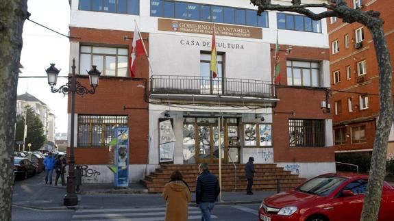 La Casa de Cultura de Torrelavega es propiedad del Gobierno de Cantabria y fue inaugurada en 1980.