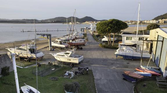 Actuales instalaciones del Club Náutico de Laredo, cuyos barcos serán ahora trasladados al Puerto de Laredo.