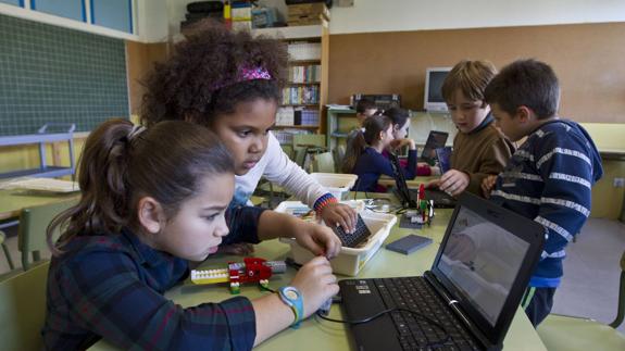 La Consejería persigue una educación «más inclusiva, colaborativa e innovadora». En la imagen, alumnos del colegio Elena Quiroga.