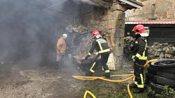 Los bomberos siguen con labores de refresco en la zona después de más de ocho horas de intenso trabajo. 