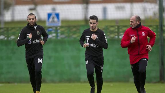 Kamal, Óscar y Adolfo Mayordomo, durante el entrenamiento de ayer en La Albericia.