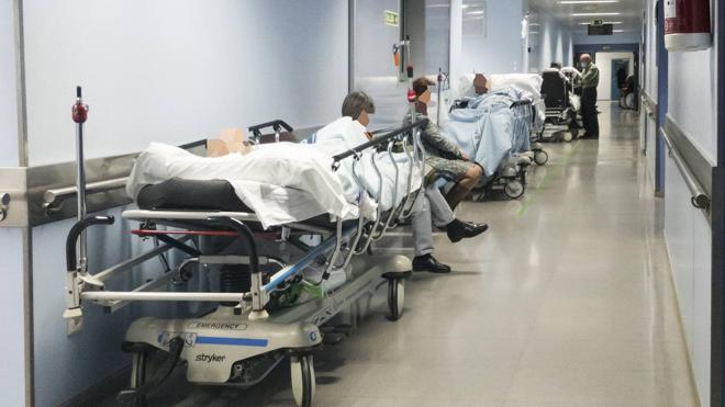La imagen de los pasillos de Urgencias llenos de camillas con pacientes a la espera de cama se repite desde el lunes.