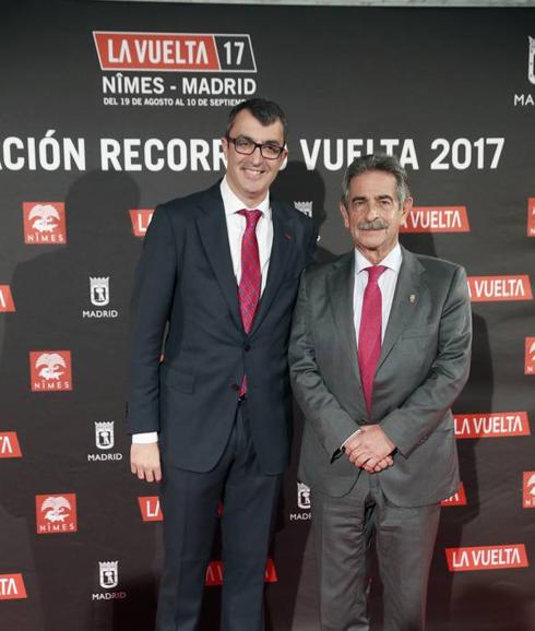 El presidente de Cantabria, Miguel Ángel Revilla, junto al director de la Vuelta, Javier Guillén.