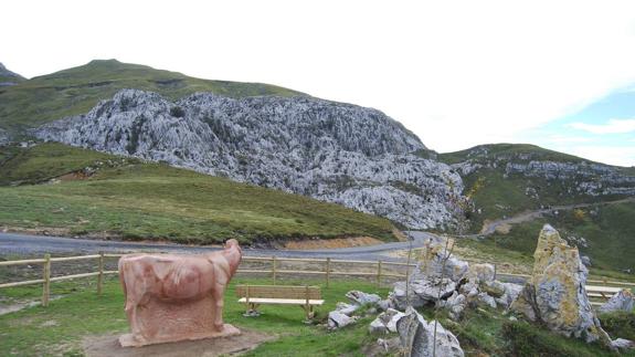 Parte final de la subida a Los Machucos, con el Monumento a la Vaca Pasiega.