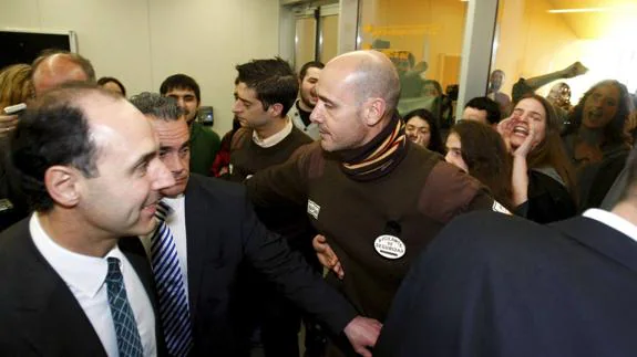 Participación de Ignacio Diego, en febrero de 2014, cuando era presidente de Cantabria, en el foro 'Tengo una pregunta para usted', donde recibió las protestas de los estudiantes de la Universidad de Cantabria.