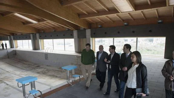 Autoridades regionales y municipales, durante una visita a las instalaciones de la piscina cubierta de Colindres.