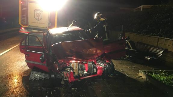 Un conductor queda atrapado tras sufrir un accidente en Suances