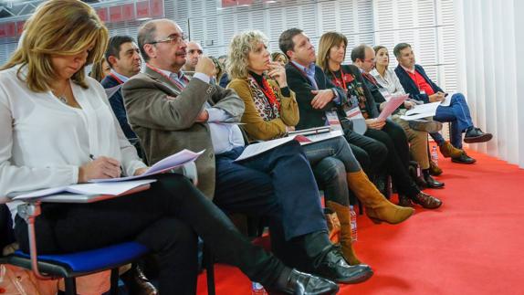 Susana Díaz, Javier Lambán, Eva Díaz Tezanos, Emiliano García-Page, Idoia Mendía y Miquel Iceta escuchan, junto a otros dirigentes del PSOE, a Javier Fernández.