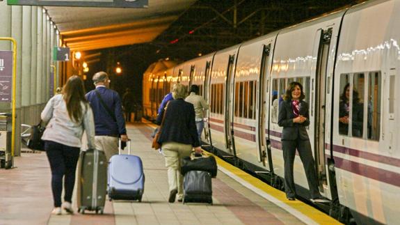 Los usuarios del Alvia suben al tren en la estación de Santander. 