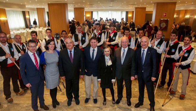 En primer término y de izquierda a derecha, Pedro Manuel Martínez, Gema Igual, Luis Alberto Pindado, Ignacio de Blas, Alicia Cañas, José Miguel Barrio y Pedro Luis Gutiérrez. Detrás, los integrantes de la Ronda Pico Cordel. 