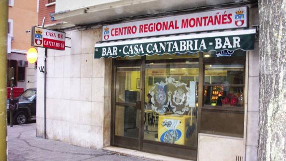 Fachada de la sede del Centro Regional Montañés en la Avenida del Cid. 