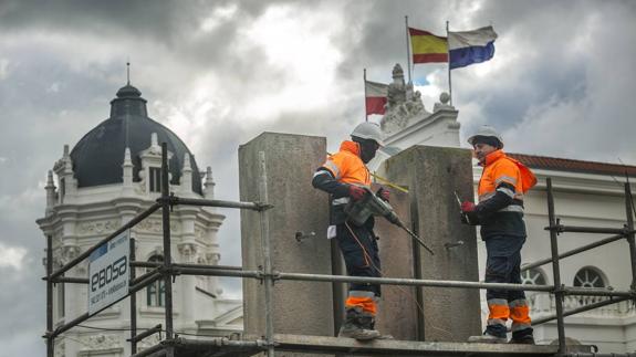 Los operarios contratados por el Ayuntamiento trabajan en la retirada del monumento