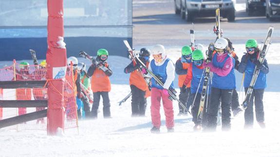 Primeros usuarios en la inauguración de la temporada en Alto Campoo.