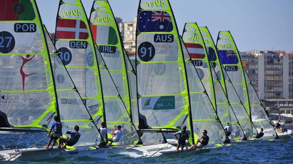 Una regata de la clase 49er, durante el Mundial de clases olímpicas que se celebró en Santander en septiembre de 2014