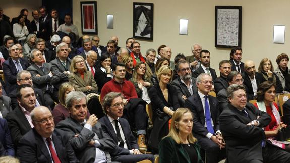 Políticos, empresarios y rostros conocidos del mundo de la televisión acudieron al acto que se celebró en la Casa de Cantabria en Madrid.