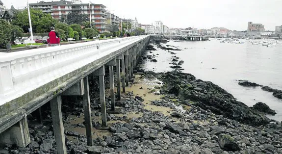 Los pilares del paseo marítimo, entre el muelle de Don Luis y el Parque Amestoy, se encuentran muy deteriorados por la mar y la humedad. 