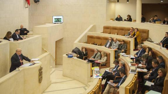 Los parlamentarios en la intervención del consejero Juan José Sota.