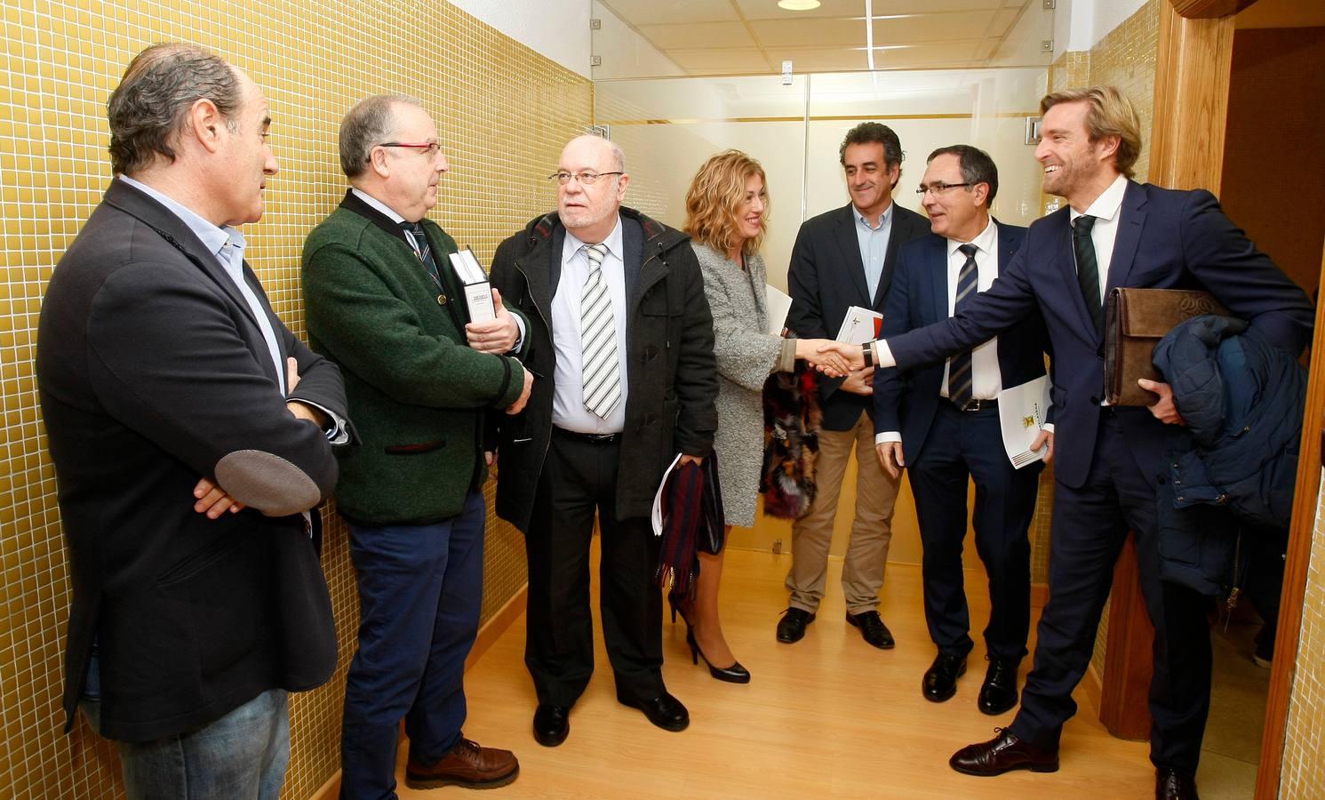 Los representantes de la Mesa del Besaya se saludan al inicio de la reunión celebrada ayer en Torrelavega. :