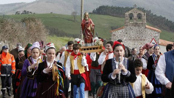 La popular subida en albarcas de las fiestas de San Blas se celebra este domingo