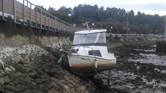 Así ha amanecido un barco en la ría de Boo, en Maliaño.  