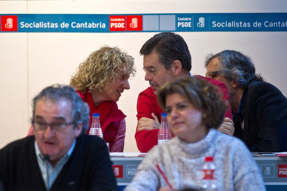 Eva Díaz Tezanos conversa con Ángel Agudo y José Guerrero durante el Comité Regional celebrado ayer.
