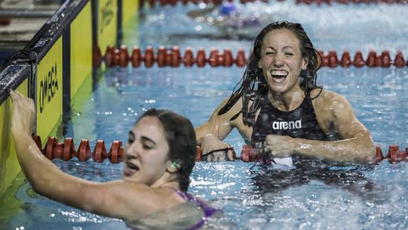 Jessica Vall, en segundo término, sonriendo, no tuvo oposición para hacerse con la victoria este fin de semana en Camargo