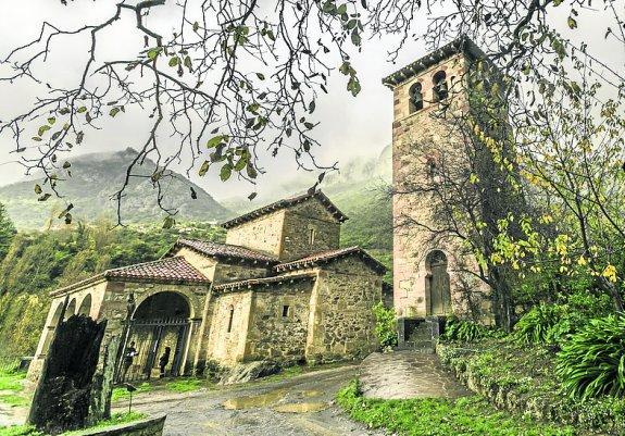 Esta pequeña iglesia constituye uno de los más bellos testimonios prerrománicos y el ejemplo mejor conservado y más sobresaliente de estilo mozárabe, no sólo de Cantabria, sino de España. Se atribuye su fundación a los condes de Liébana, en el año 925. 