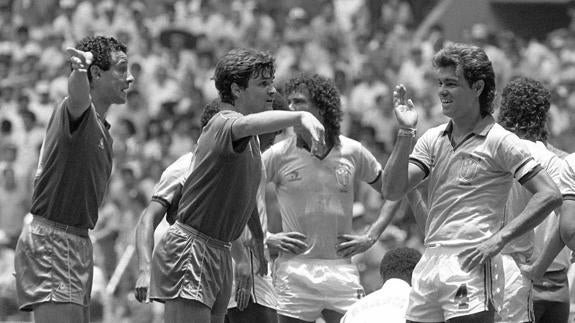 Julio Alberto yCamacho discuten conEdinho tras no concederse el gol de Míchel frente a Brasil en México’86.