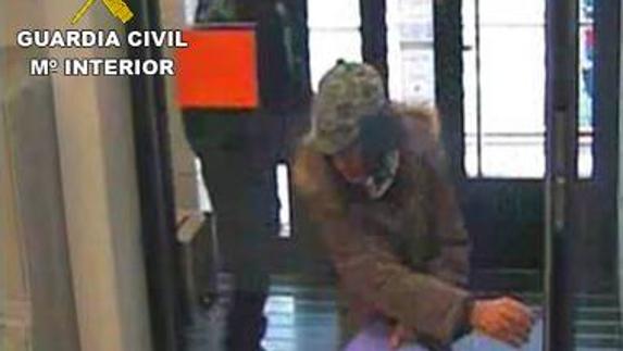 Imagen captada el pasado viernes por las cámaras de seguridad del banco cuando estas dos personas intentaron perpetrar un atraco.