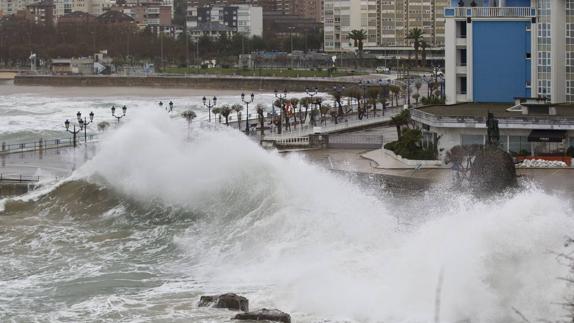 Imagen de la plaza del Sardinero durante el temporal de viento y olas que arreció el pasado año, también en el mes de febrero.