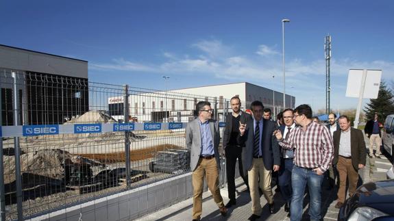 El consejero de Industria, Francisco Martín, ayer junto a las autoridades locales durante la visita al polígono de Tanos-Viérnoles.