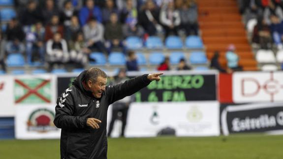 Ángel Viadero se sentará mañana en el banquillo visitante en un estadio, El Plantío, que fue el suyo la pasada temporada.