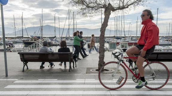 Imagen de un ciclista por una zona peatonal de Santander. 