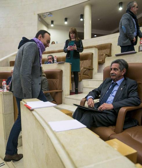 José Ramón Blanco mira a Miguel Ángel Revilla al llegar a la Cámara.