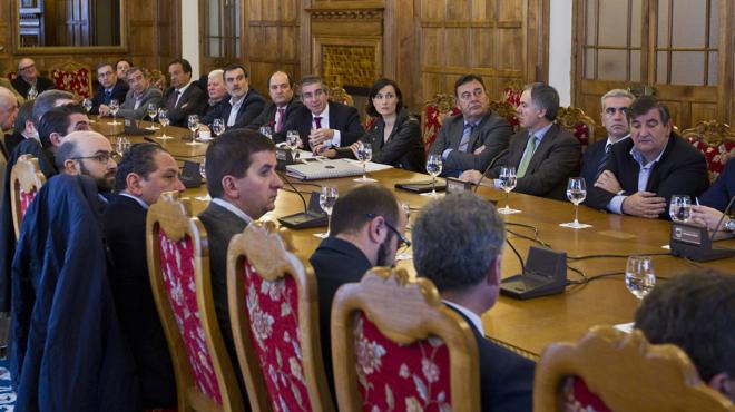La alcaldesa de Santander, Gema Igual, y el concejal de Obras, CésarDíaz, se reunieron con los principales representantes del sector de la construcción, la CEOE, la Cámara de Comercio, los colegios profesionales y la Universidad, en el Palacio de la Magdalena. 