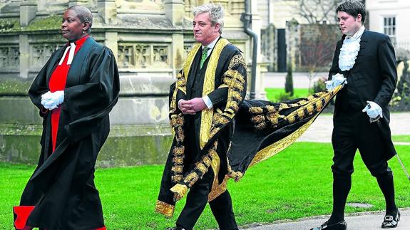 El presidente del Parlamento, John Bercow, se dirige a misa en la catedral de Canterbury. 